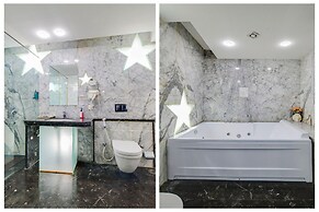 Cozy Deluxe Room at Chappan Market Indore