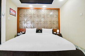 Cozy Deluxe Room at Chappan Market Indore