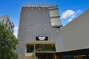 Cozy Deluxe Room at Chappan Market Indore