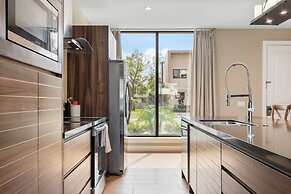 Minutes to Disney Chic Dream Villa With Stunning Patio and Resort Perk