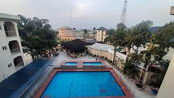 Watbridge Hotel and Suites