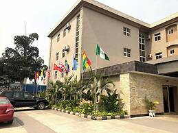 Watbridge Hotel and Suites