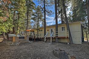 Peaceful Sunshine Chalet with Hot Tub