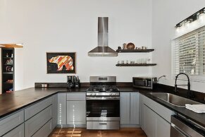 Peaceful Sunshine Chalet with Hot Tub