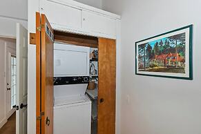 Peaceful Sunshine Chalet with Hot Tub