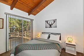 Peaceful Sunshine Chalet with Hot Tub