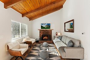 Peaceful Sunshine Chalet with Hot Tub