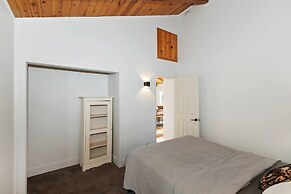 Peaceful Sunshine Chalet with Hot Tub