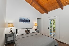 Peaceful Sunshine Chalet with Hot Tub