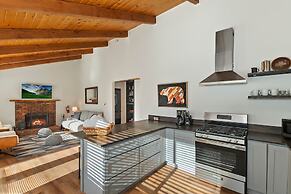 Peaceful Sunshine Chalet with Hot Tub