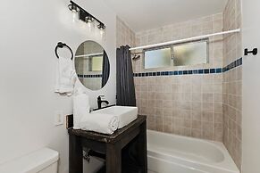 Peaceful Sunshine Chalet with Hot Tub