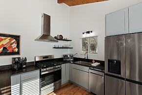 Peaceful Sunshine Chalet with Hot Tub