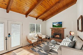 Peaceful Sunshine Chalet with Hot Tub