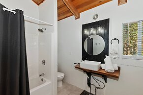 Peaceful Sunshine Chalet with Hot Tub