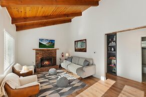 Peaceful Sunshine Chalet with Hot Tub