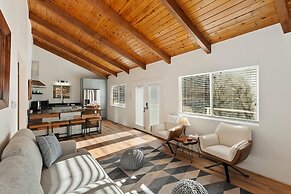 Peaceful Sunshine Chalet with Hot Tub