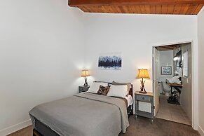 Peaceful Sunshine Chalet with Hot Tub