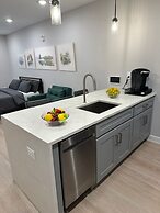 Modern 1BR 1BA Apartment