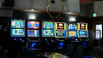 Maple Creek Motor Inn