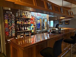 Maple Creek Motor Inn