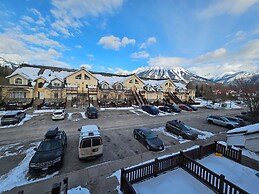 Riverside Way by Fernie Lodging Company