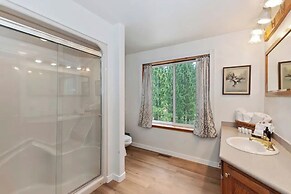 Timber Lodge HUGE Log Cabin with Hot Tub