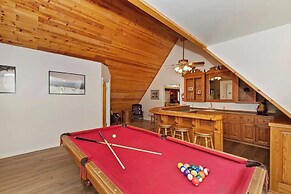 Timber Lodge HUGE Log Cabin with Hot Tub