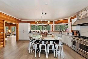 Timber Lodge HUGE Log Cabin with Hot Tub