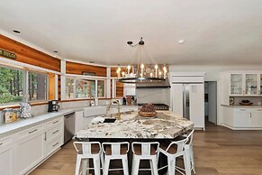 Timber Lodge HUGE Log Cabin with Hot Tub