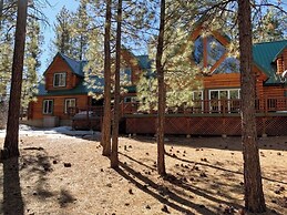 Timber Lodge HUGE Log Cabin with Hot Tub