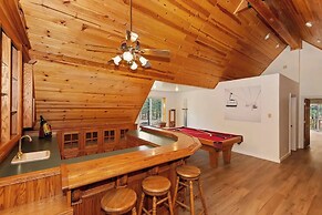 Timber Lodge HUGE Log Cabin with Hot Tub