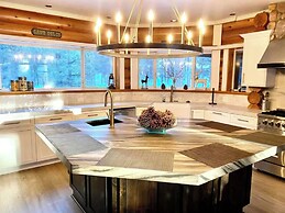 Timber Lodge HUGE Log Cabin with Hot Tub