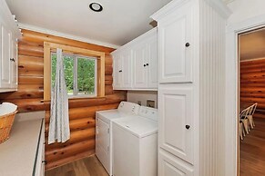 Timber Lodge HUGE Log Cabin with Hot Tub