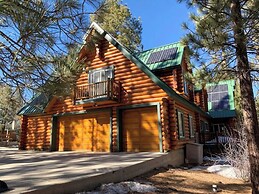 Timber Lodge HUGE Log Cabin with Hot Tub