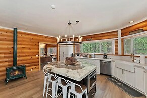 Timber Lodge HUGE Log Cabin with Hot Tub