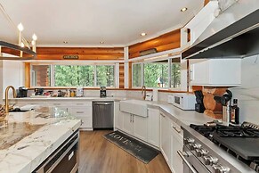 Timber Lodge HUGE Log Cabin with Hot Tub