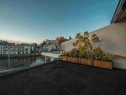 Mangshu Taotangzhiqiu Seaview Hotel