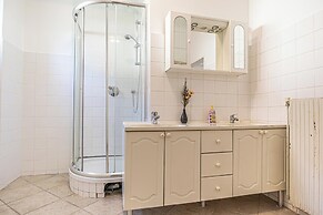 Cozy House  Terrace &Garden  Sleeps 34