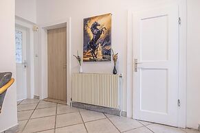 Cozy House  Terrace &Garden  Sleeps 34