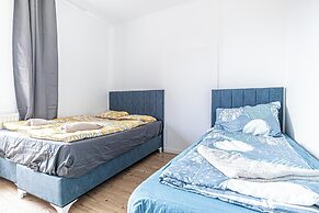 Cozy House  Terrace &Garden  Sleeps 34