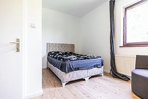 Cozy House  Terrace &Garden  Sleeps 34