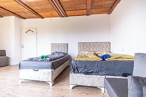 Cozy House  Terrace &Garden  Sleeps 34