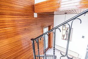 Cozy House  Terrace &Garden  Sleeps 34