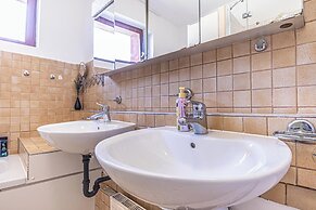 Cozy House  Terrace &Garden  Sleeps 34