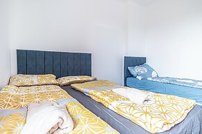 Cozy House  Terrace &Garden  Sleeps 34