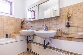 Cozy House  Terrace &Garden  Sleeps 34