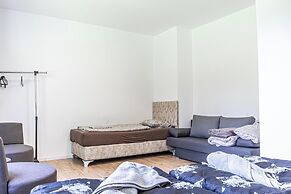 Cozy House  Terrace &Garden  Sleeps 34