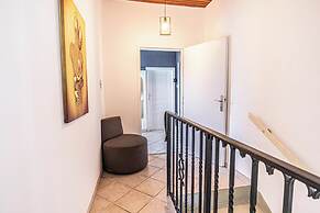 Cozy House  Terrace &Garden  Sleeps 34