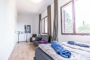 Cozy House  Terrace &Garden  Sleeps 34