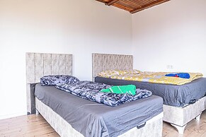 Cozy House  Terrace &Garden  Sleeps 34